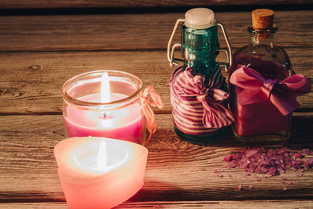 Jakie są korzyści ze stosowania patyczków zapachowych, olejków do świec czy olejków zapachowych?
