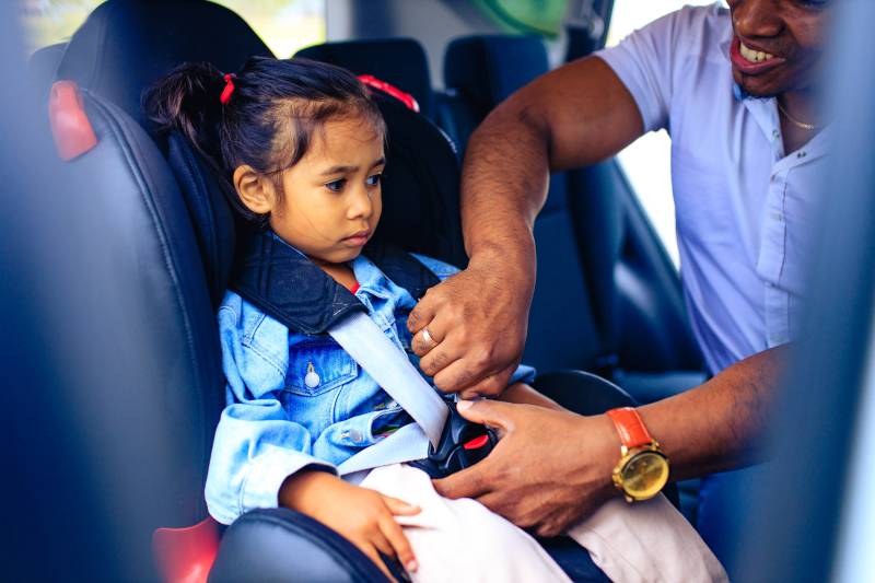 Kompletny przewodnik po fotelikach samochodowych: wszystko, co musisz wiedzieć o kupowaniu i pielęgnacji fotelika samochodowego dla dziecka
